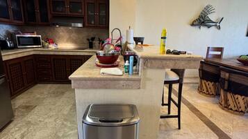 Microonde, piano cottura, lavastoviglie, carta assorbente