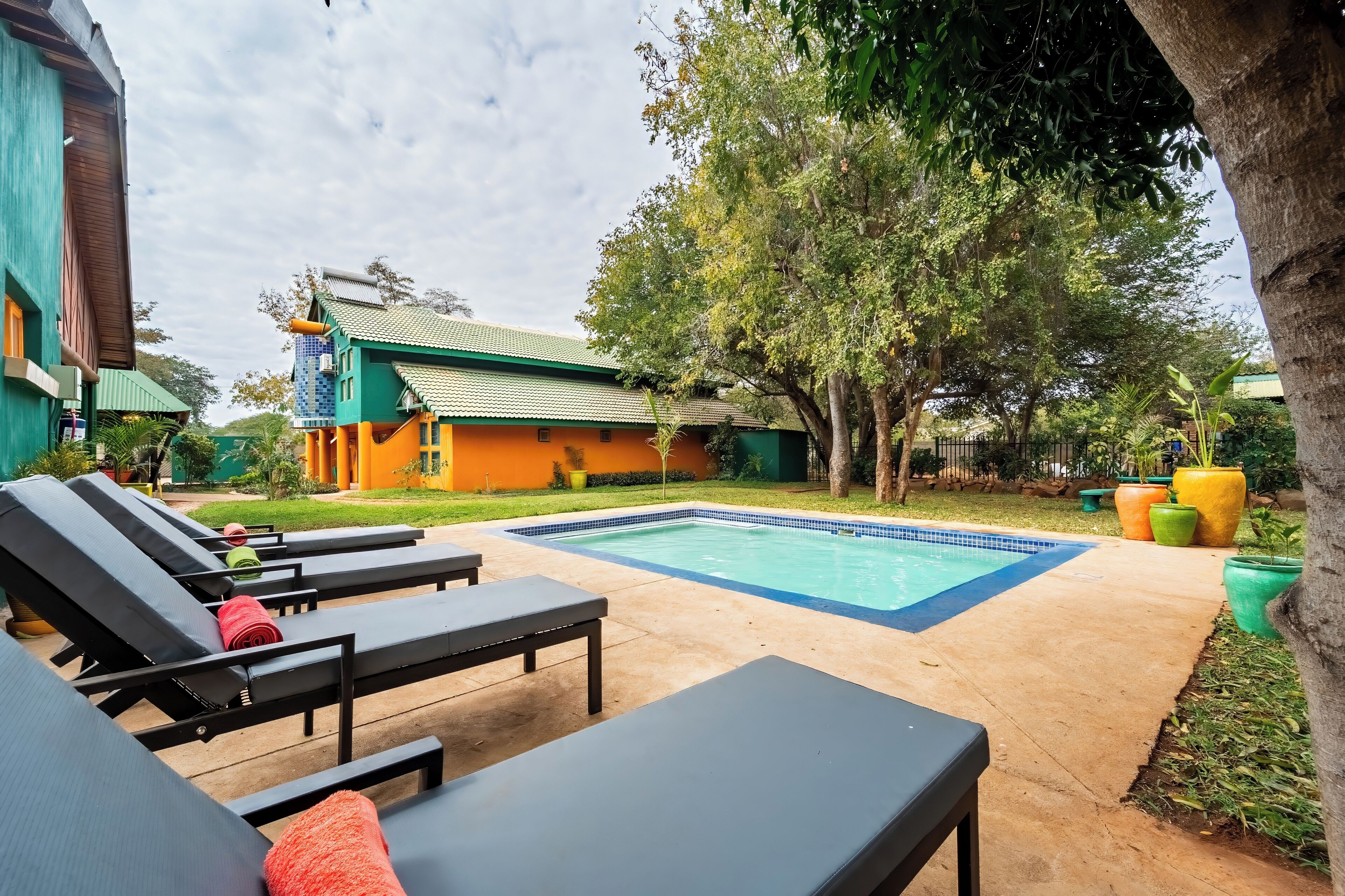 Una piscina al aire libre