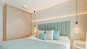 Une chambre moderne avec un grand lit, une table de chevet et une armoire intégrée.