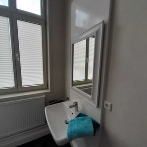 Asciugacapelli, asciugamani, sapone, carta igienica