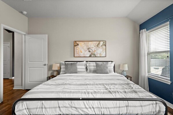 Iron/ironing board, WiFi, bed sheets