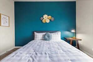 Tabla de planchar con plancha, wifi y ropa de cama