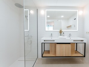 Dusche, Haartrockner, Handtücher