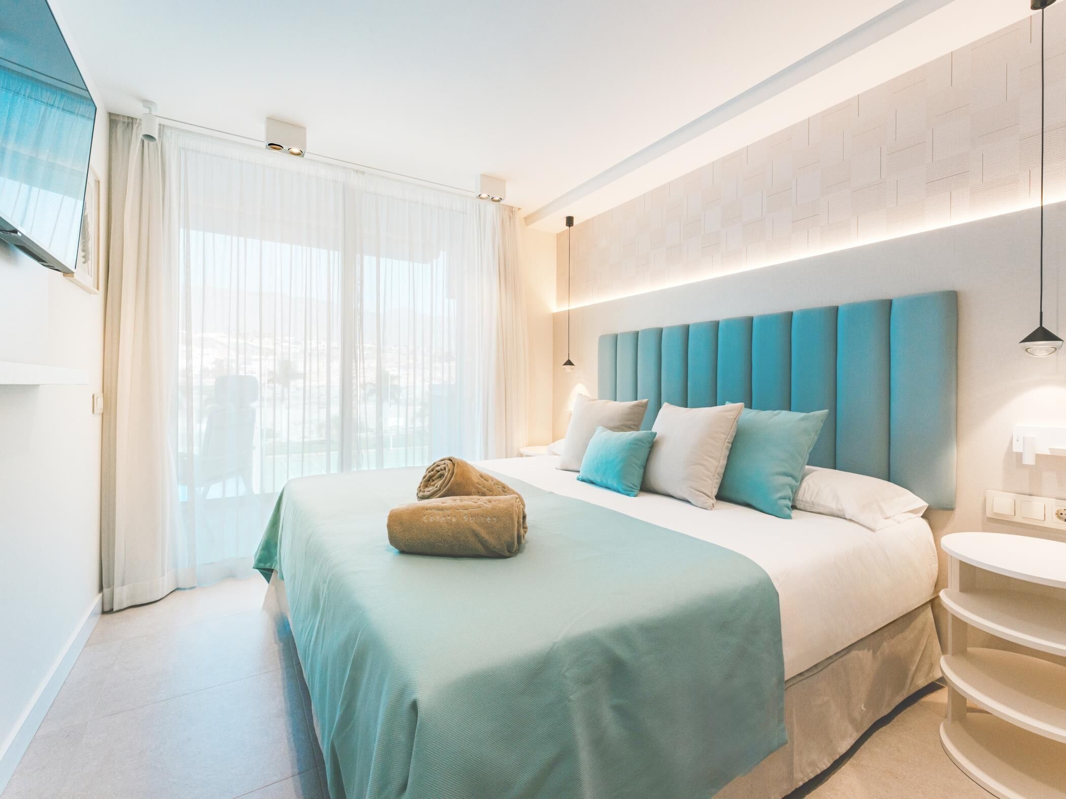 5 bedrooms, iron/ironing board, Internet, bed sheets