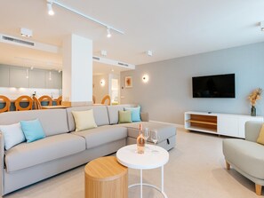 TV - Apartment 4 bedroom | first floor | mountain view (La Caleta)