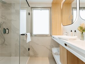Dusche, Haartrockner, Handtücher