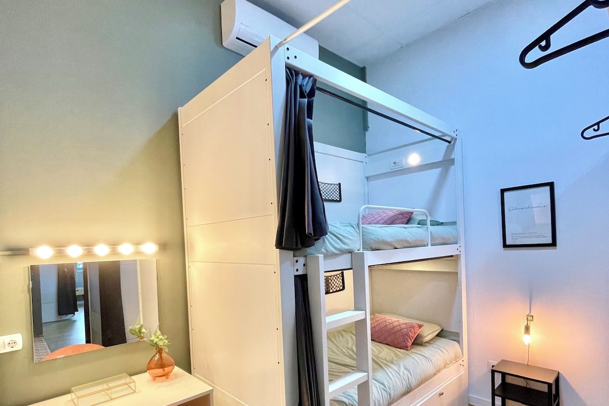 Tabla de planchar con plancha, wifi gratis y ropa de cama