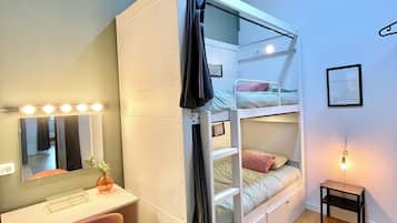 Phòng tập thể tiện nghi đơn giản, phòng tập thể nam và nữ, quang cảnh thành phố | Bàn ủi/dụng cụ ủi quần áo, truy cập Internet không dây miễn phí
