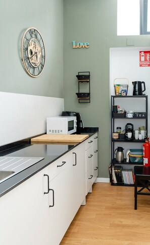 Fridge, microwave, electric kettle - Hostel Time Life Nerja (Mixed Hostel) (Nerja)