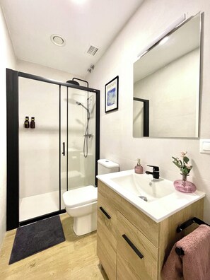 Dormitorio compartido Confort, dormitorio mixto, vistas a la ciudad | Baño