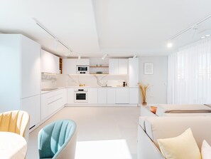 Kühlschrank, Mikrowelle, Ofen, Geschirrspüler