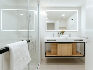 Shower, hair dryer, towels