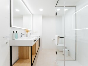 Een douche, een haardroger, handdoeken
