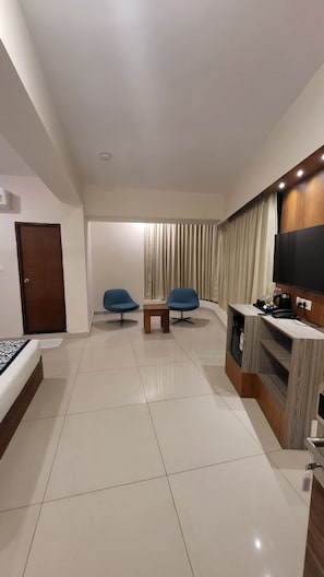 Club Room | Minibar, laptop workspace, iron/ironing board, free WiFi