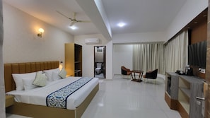 Club Room | Minibar, laptop workspace, iron/ironing board, free WiFi
