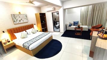 Club Room | Minibar, laptop workspace, iron/ironing board, free WiFi