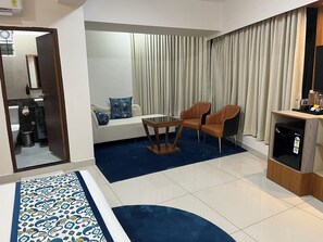 ห้องคลับ | บริเวณนั่งเล่น | สมาร์ททีวี 43 นิ้ว พร้  อมช่องดิจิตอล, เครื่องพิมพ์