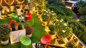 Een terras met plantenbakken en stoelen.