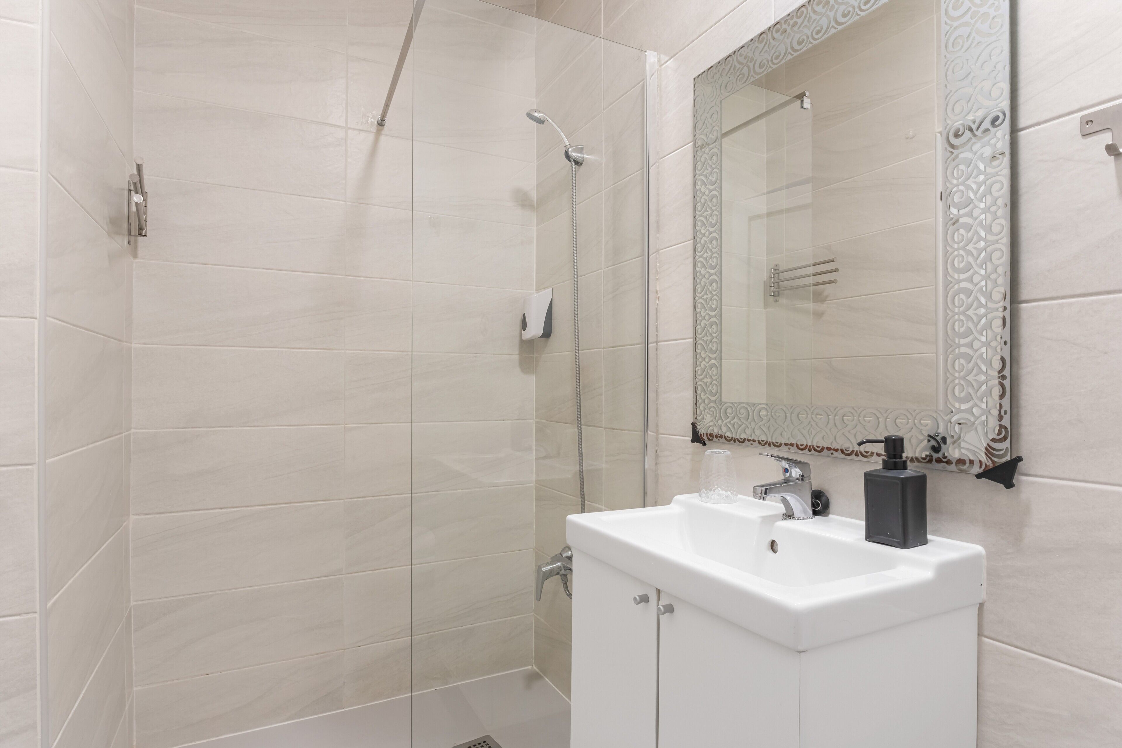 Douche, sèche-cheveux, serviettes fournies