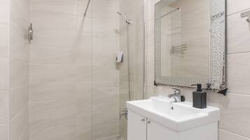 Douche, sèche-cheveux, serviettes fournies