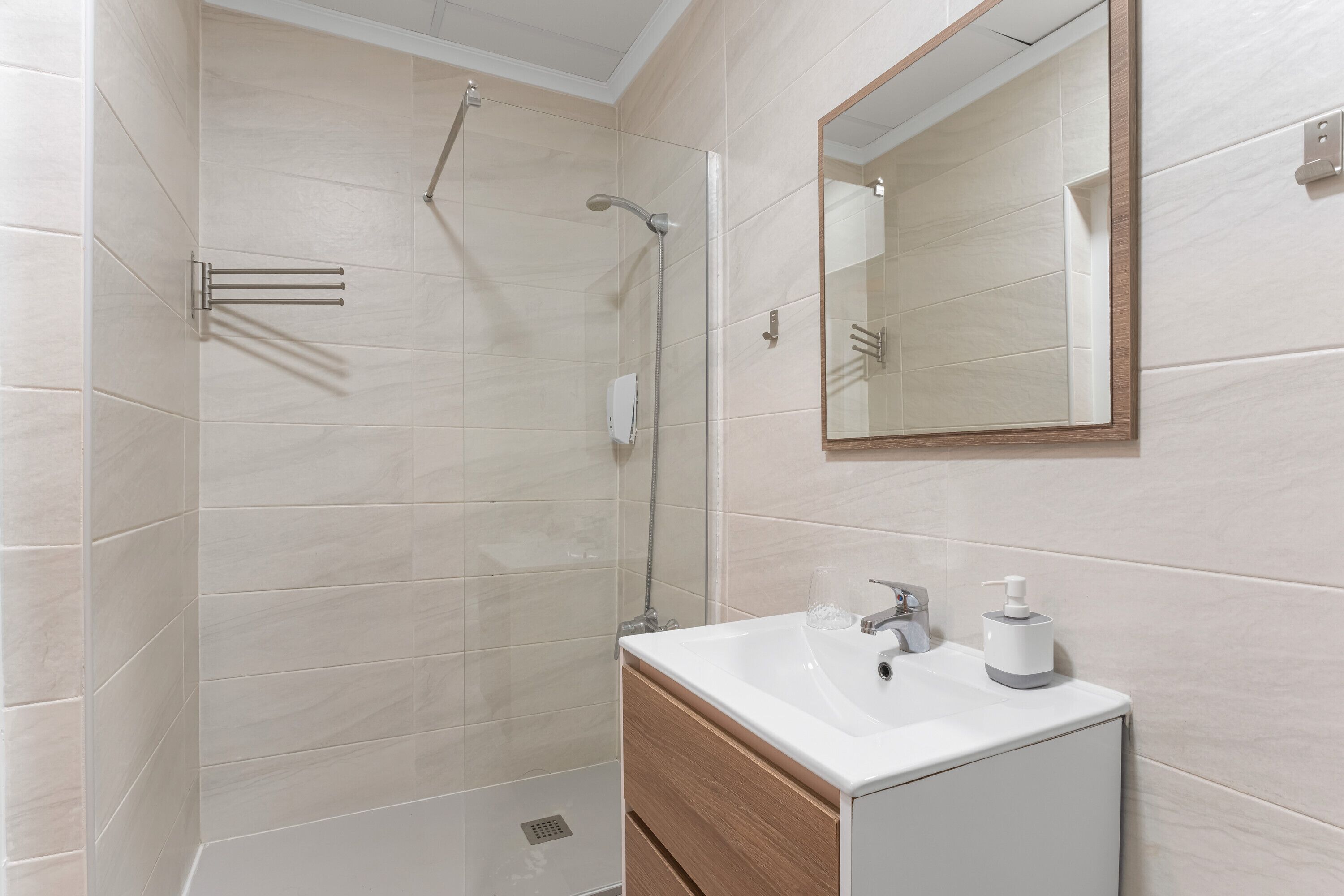 Een douche, een haardroger, handdoeken