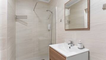 Een douche, een haardroger, handdoeken