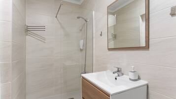 Douche, sèche-cheveux, serviettes fournies