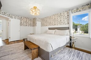 2 soverom, skrivebord, strykejern/-brett og reiseseng for barn