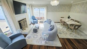 TV connectée, cheminée, livres, espaces bureaux