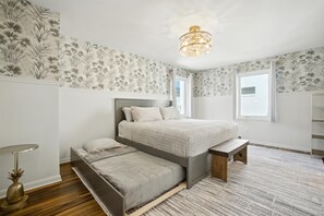 2 Schlafzimmer, Schreibtisch, Bügeleisen/Bügelbrett, Reisekinderbett