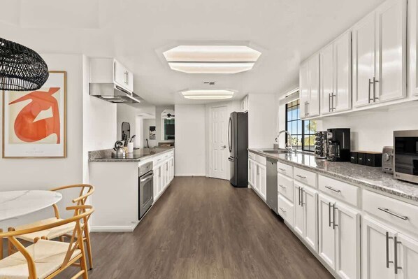 Fridge, microwave, oven, stovetop - Mojave Moon • Group Retreat, Pool, Spa, Pickleball (Yucca Valley)