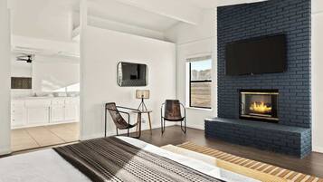 6 bedrooms, iron/ironing board, WiFi, bed sheets