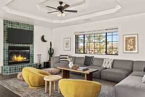 电视、壁炉、办公室