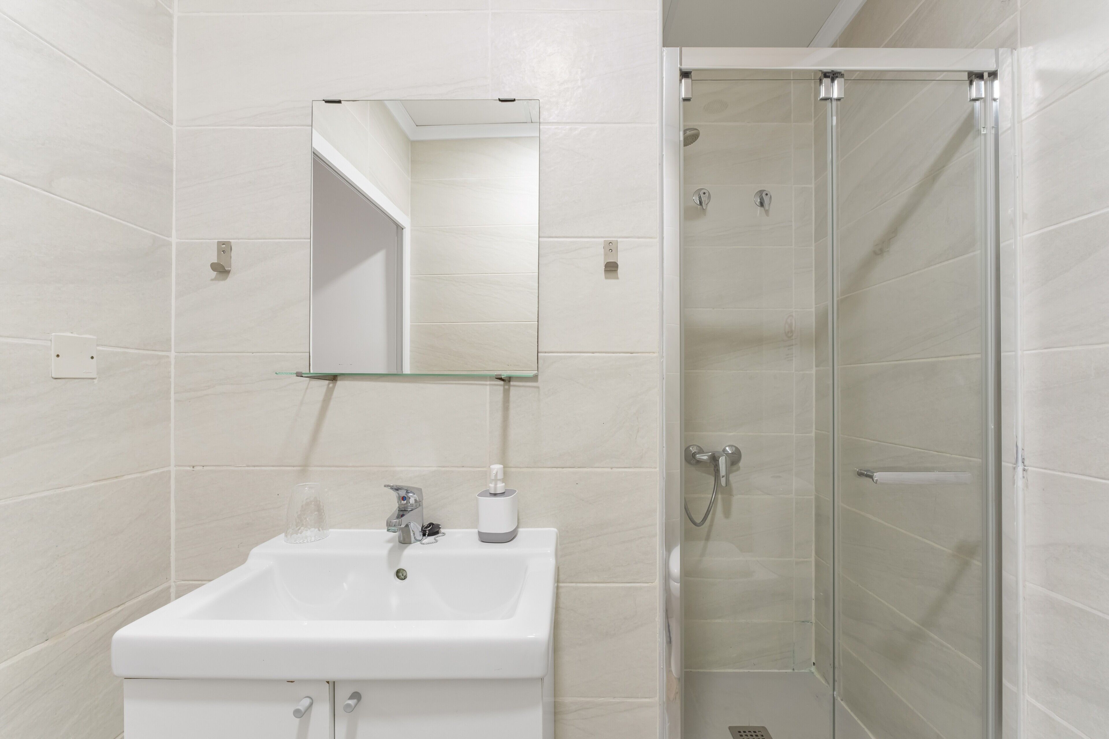 Regadera, secadora de cabello, toallas 