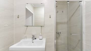 Regadera, secadora de cabello, toallas