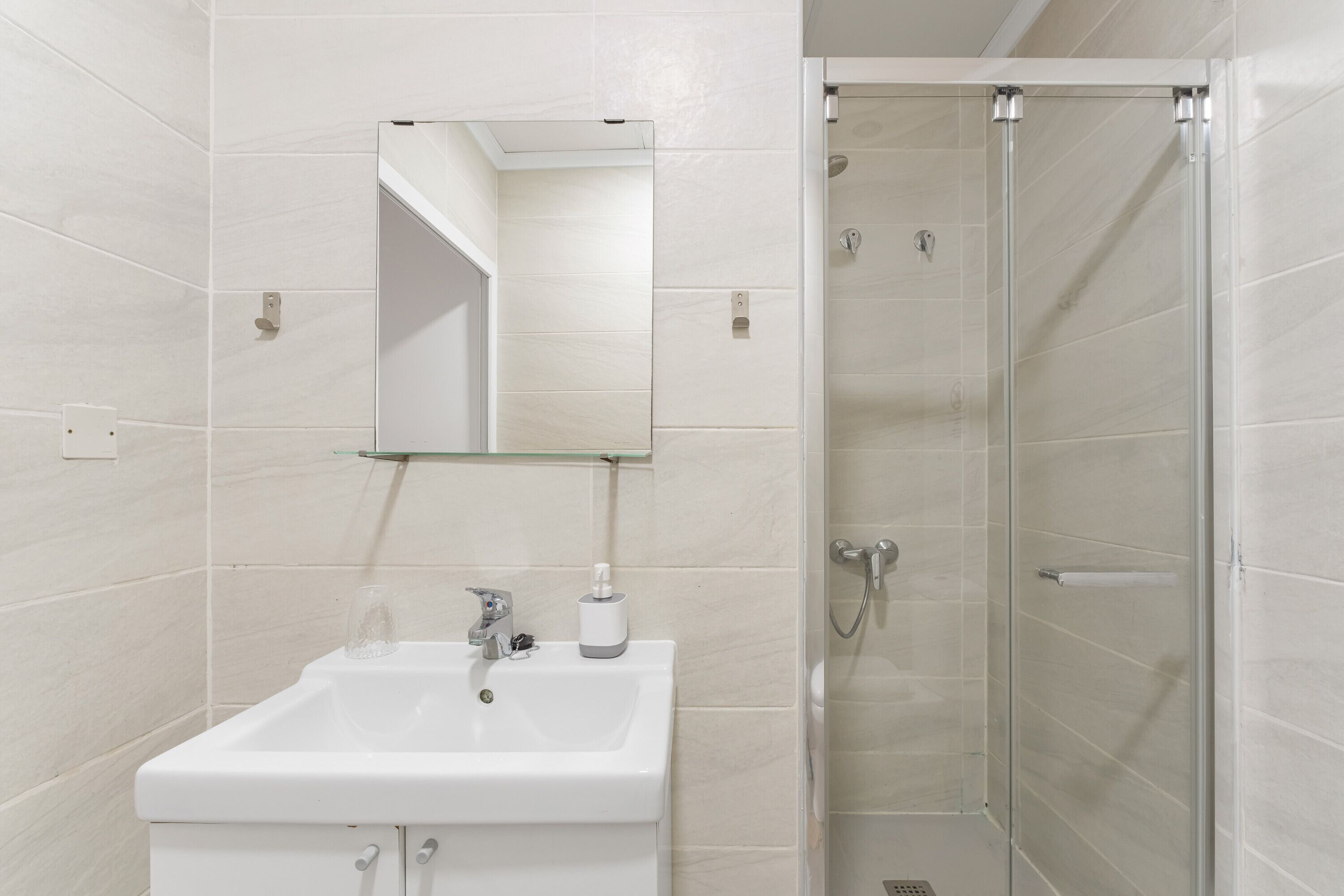 Douche, sèche-cheveux, serviettes fournies