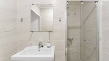 Douche, sèche-cheveux, serviettes fournies