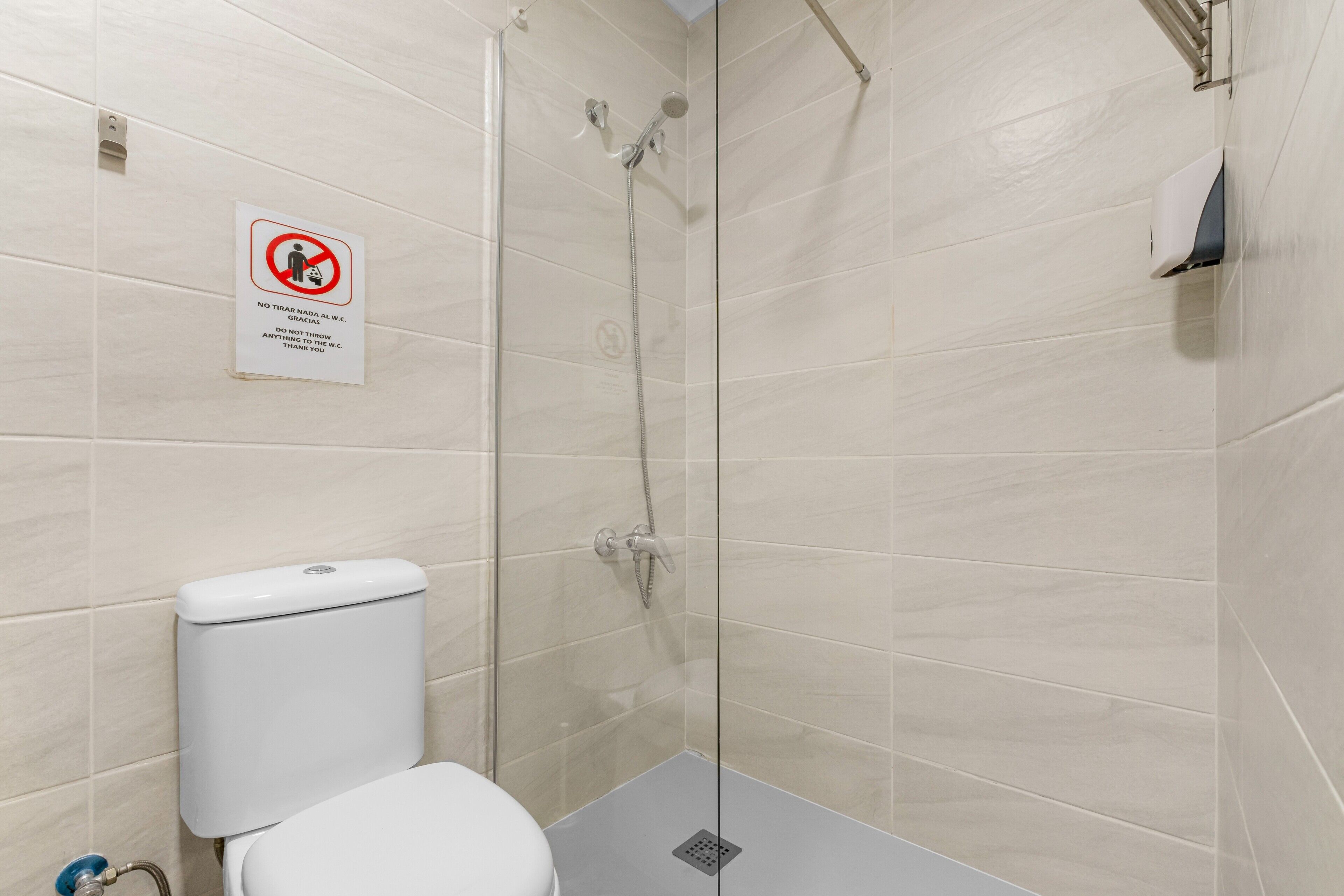 Douche, sèche-cheveux, serviettes fournies