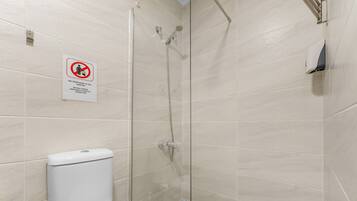 Douche, sèche-cheveux, serviettes fournies