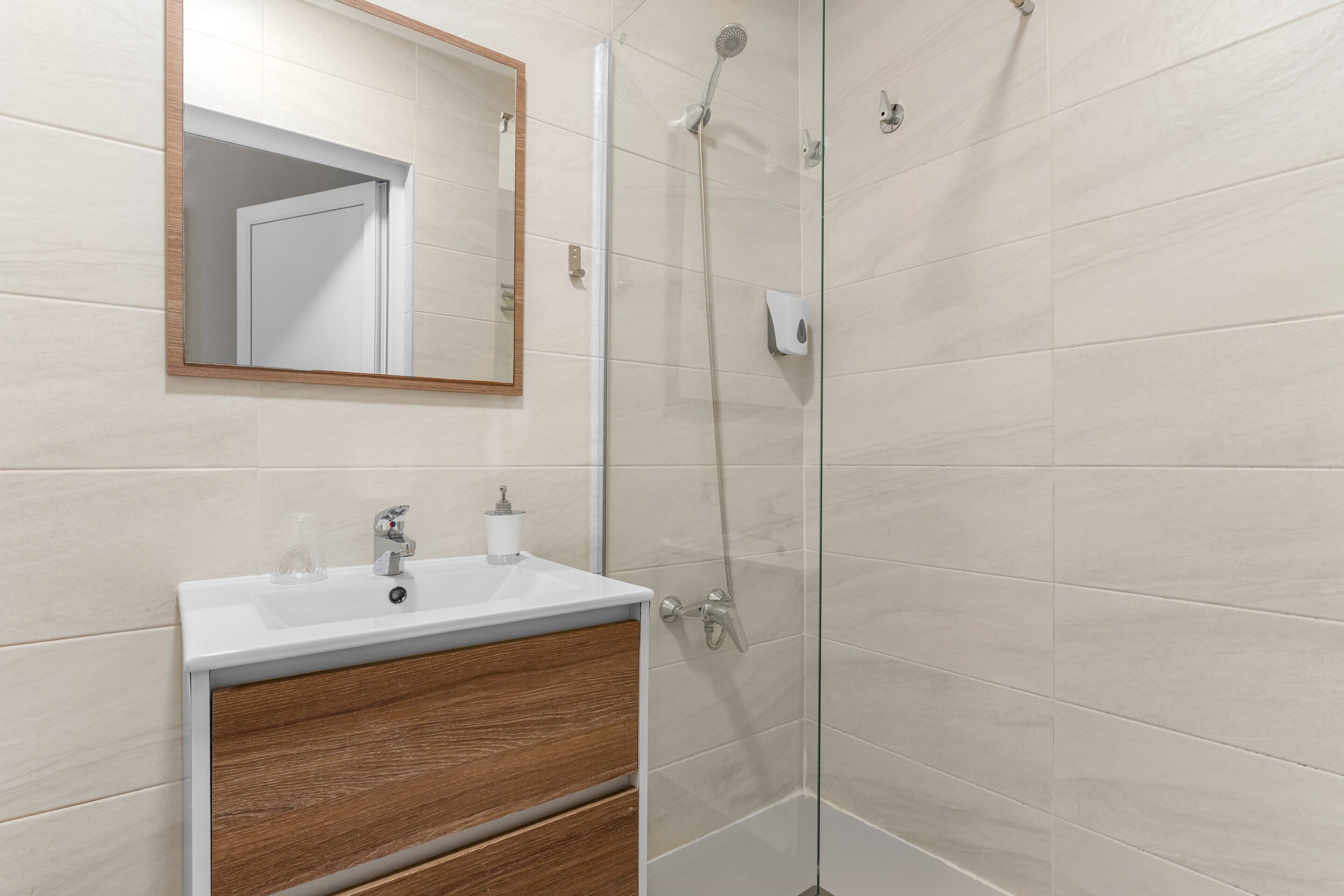 Douche, sèche-cheveux, serviettes fournies