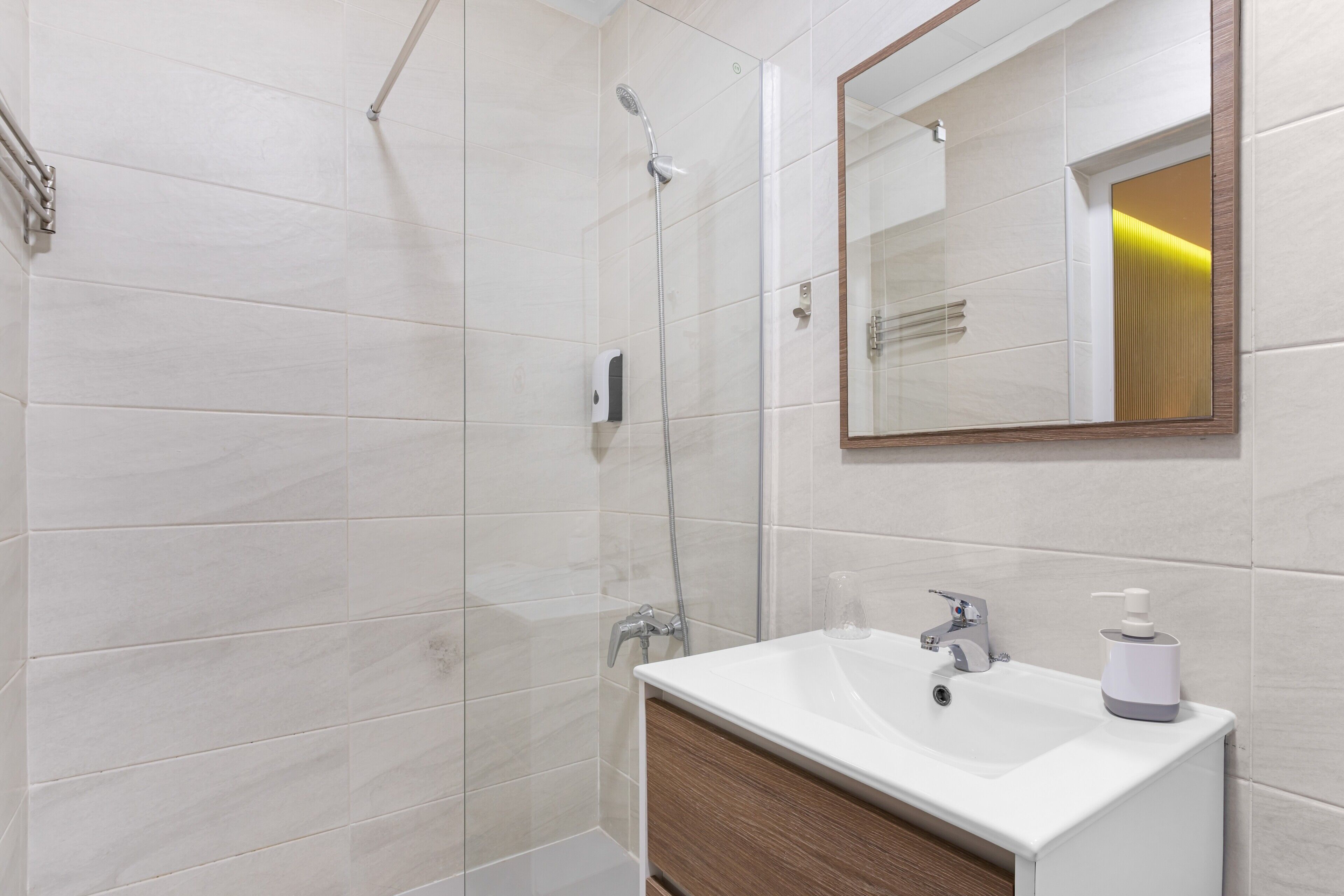 Douche, sèche-cheveux, serviettes fournies