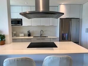 Refrigerador, microondas, horno, placa de cocina