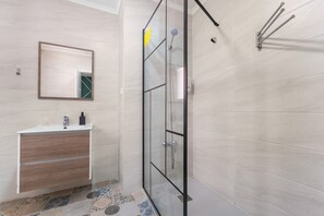 Douche, séchoir à cheveux, serviettes fournies