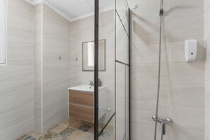 Douche, séchoir à cheveux, serviettes fournies