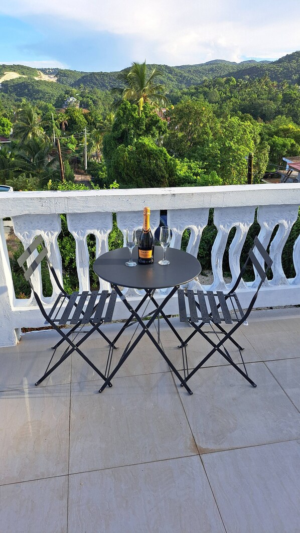Appartement, 3 chambres, fumeurs, piscine privée | Balcon