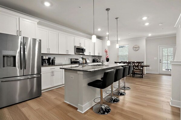 Refrigerador, microondas, horno, placa de cocina