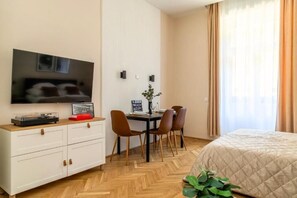 1 habitación, tabla de planchar con plancha y ropa de cama 