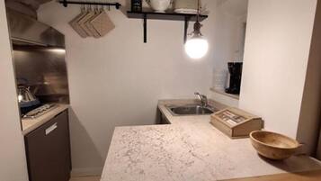 Apartamento | Cozinha privada | Chaleira elétrica, torradeira
