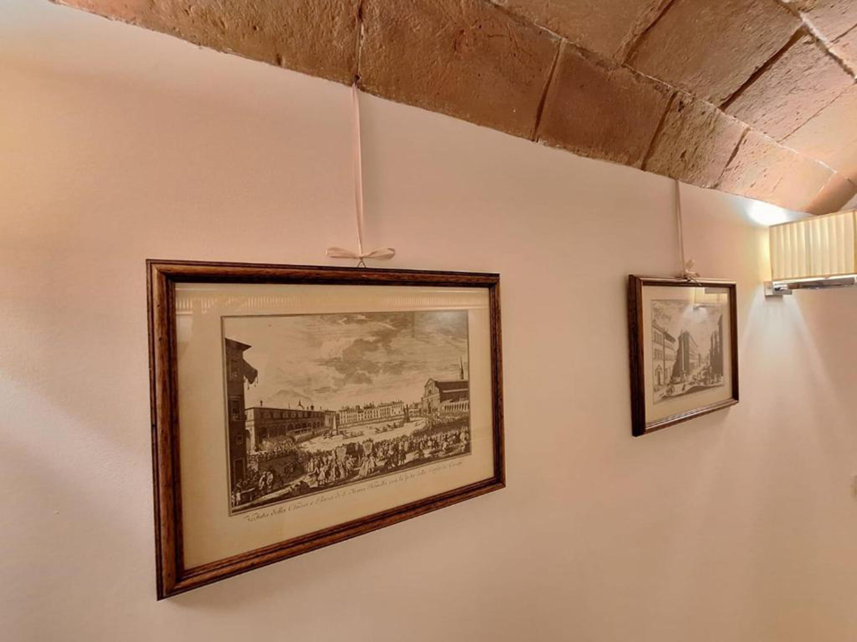 Zwei in Rahmen gefasste Schwarz-Weiß-Fotos an einer Wand.