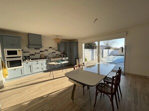 Dining - Holiday Home 'Maison' with Private Terrace, Private Garden and Wi-Fi (Les Sables-d'Olonne)